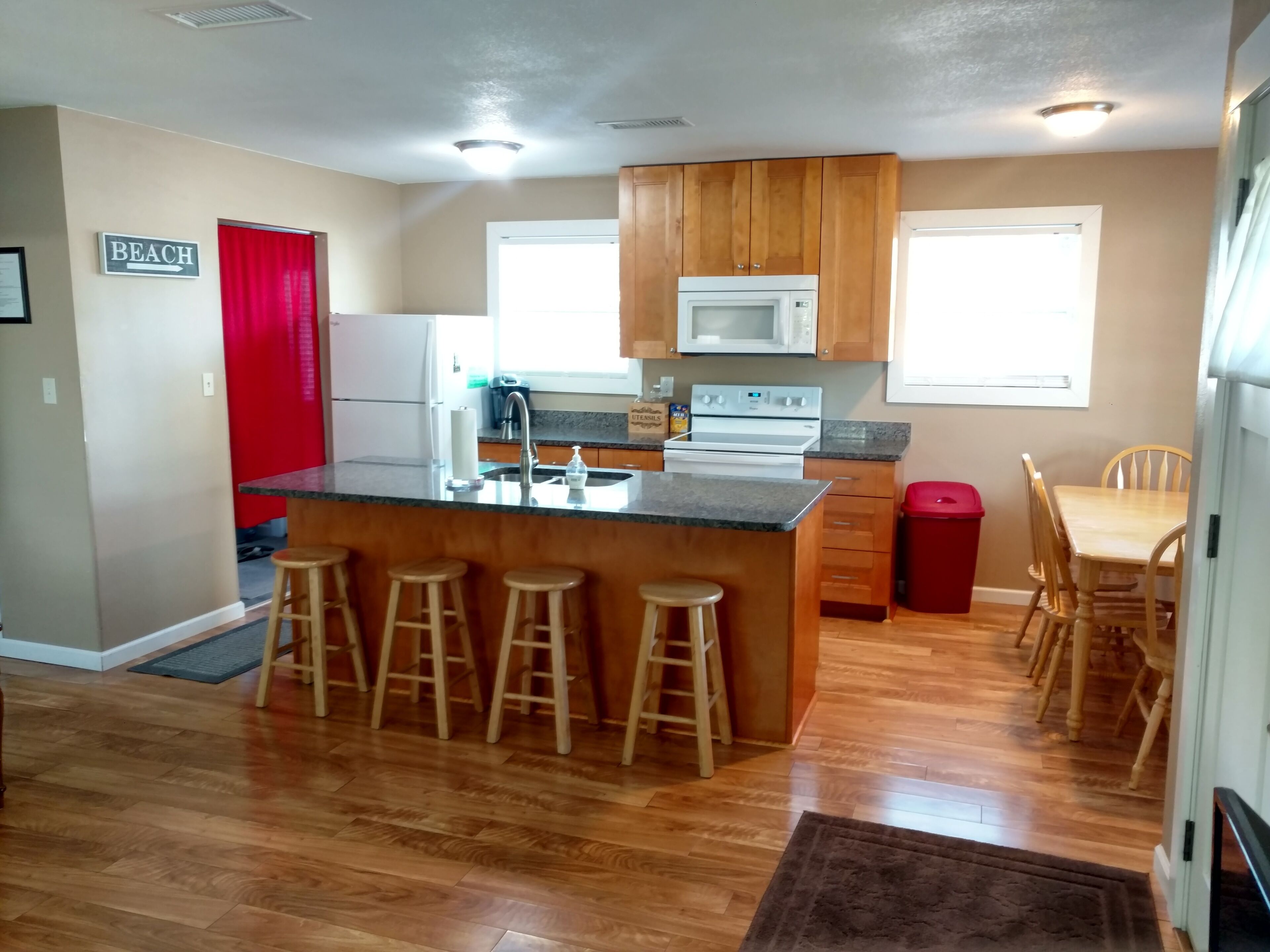 Ideal Family Beach Cottage. 6 person golf cart included!