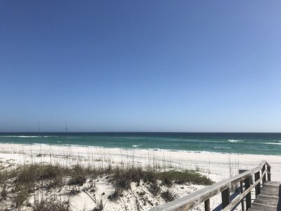 4BR/4BA, gulf View, private pool, 75 yd to beach, pool table, 10 beds, sleeps 18