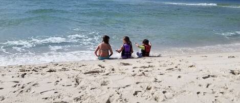 Ubicación cercana a la playa y toallas de playa