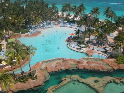 Steps from Atlantis Waterpark + Passes for 10 Guests at Harborside Resort