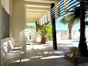 Terrace/patio - The Getaway 1BR #1: Pool, Mountain View, Kids/Pets welcome (Desert Hot Springs)