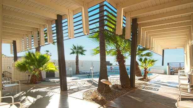 Outdoor dining - The Getaway 1BR #1: Pool, Mountain View, Kids/Pets welcome (Desert Hot Springs)