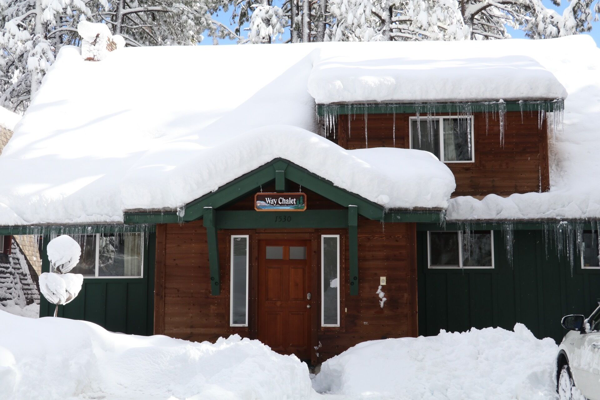Tahoe Park 4 BR 3 BA, walk to Lake Tahoe, hot tub, pet-friendly, NO SKI LEASE