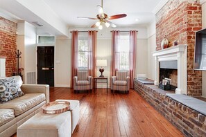 TV - Savannah Historic District Row House + Sun Room! (Savannah)