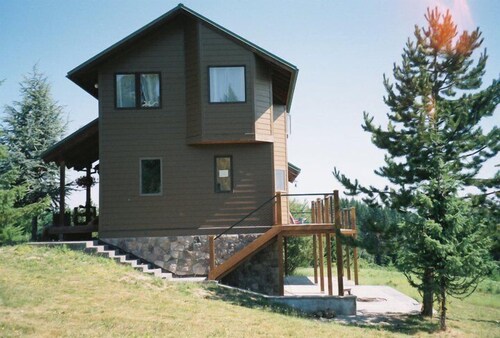 Peaceful Getaway w/ Stunning Views, Deck! Hike, Mtn Bike, min to river! Sleeps 5