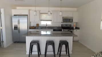 Kylskåp, mikrovågsugn, ugn och spishäll