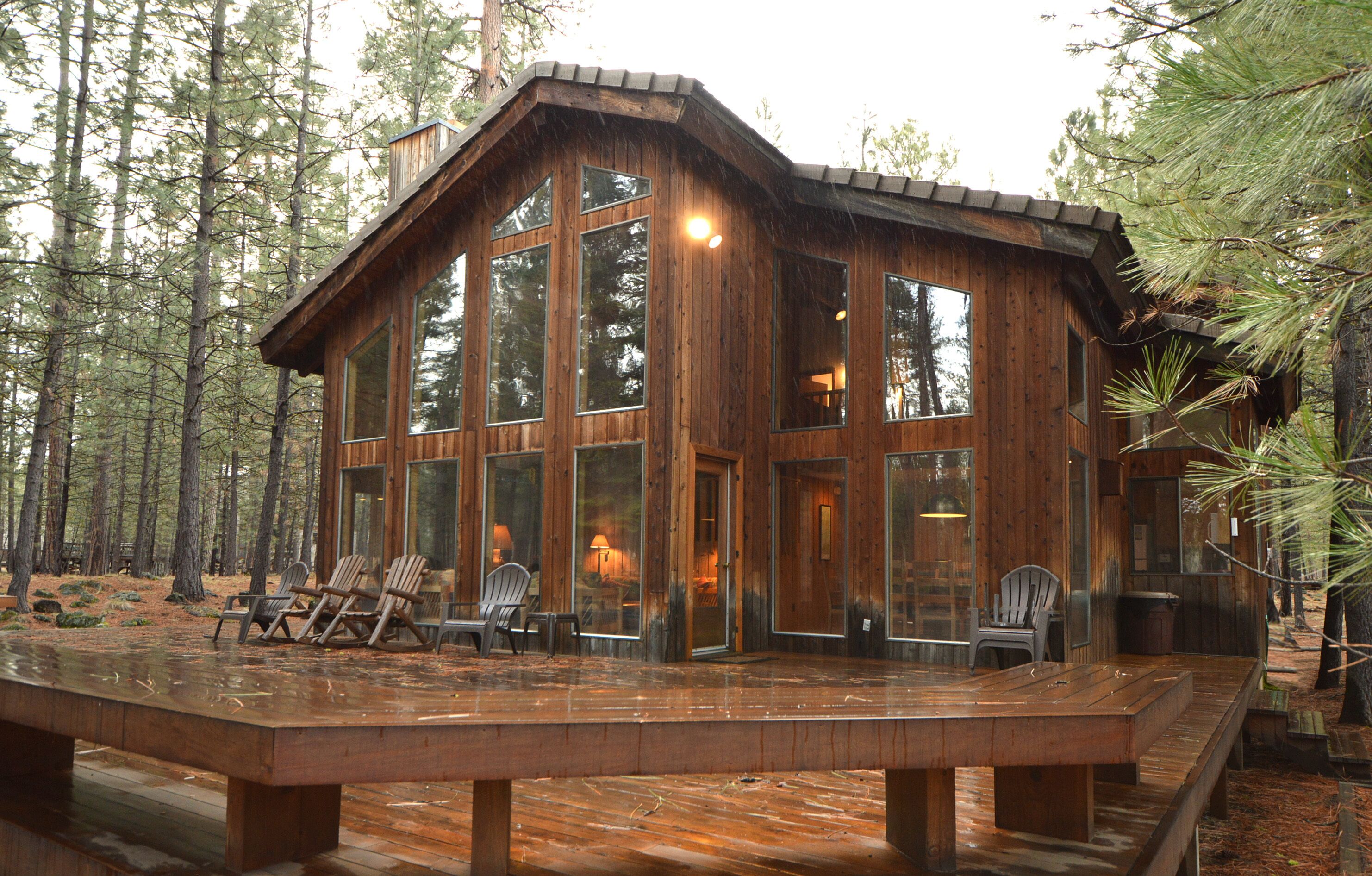 Family Friendly Home: Large Deck, Forest Views, Fireplace, Close to Amenities.