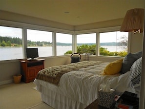 3 bedrooms, iron/ironing board, travel cot, free WiFi