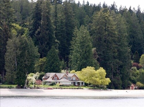 Bainbridge Island (Puget Sound):No-Bank Waterfront Sandy Beach