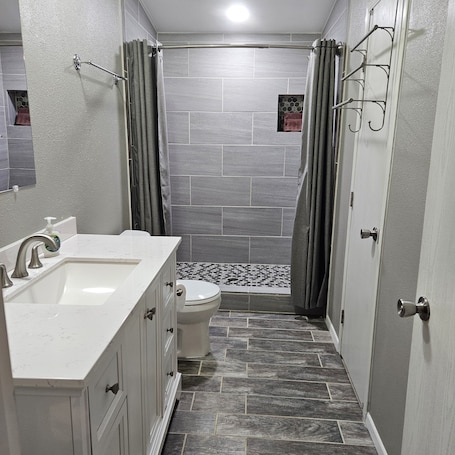 Combined shower/bathtub, towels. Base Camp / Bonanza