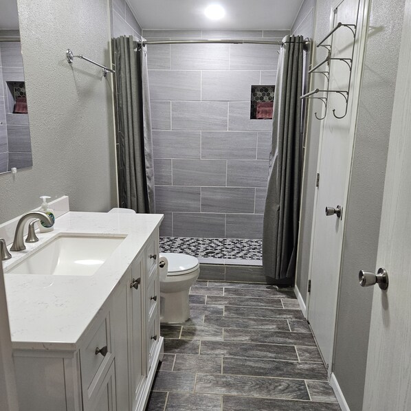 Combined shower/tub, towels - Base Camp / Bonanza (Thompson springs)