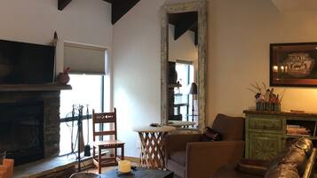 Téléviseur connecté, foyer, jeux vidéo, livres