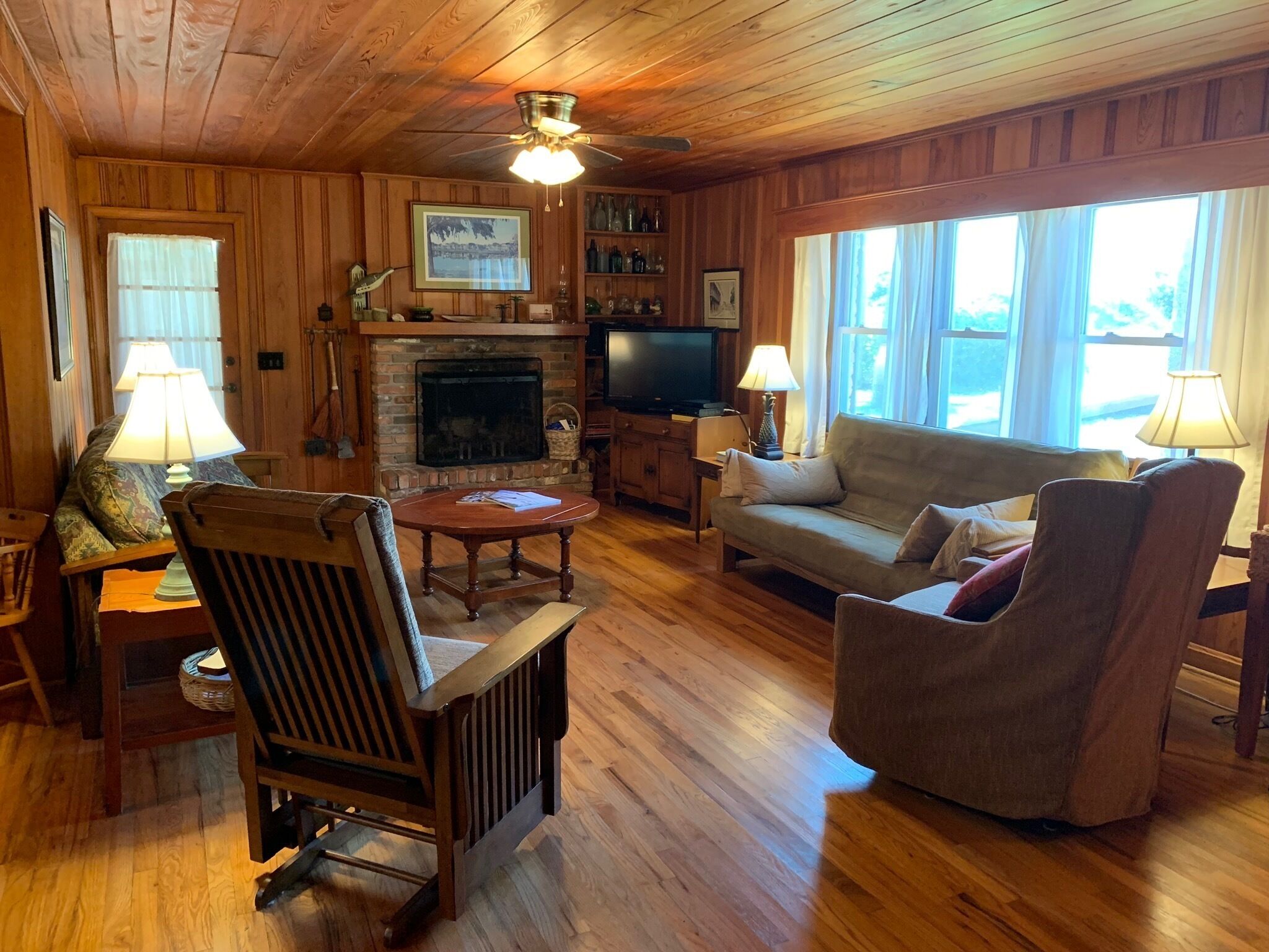 Smart-TV, peis, DVD-spiller og stereoanlegg