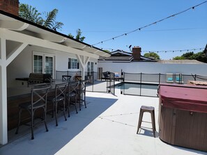 Outdoor dining - Large Resort House - Peloton, BBQ island, Firepit, Pool, Spa! (Anaheim)