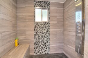 Combined shower/tub, hair dryer, towels, soap - Large Resort House - Peloton, BBQ island, Firepit, Pool, Spa! (Anaheim)