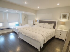 4 chambres, bureau, fer et planche à repasser, lit de bébé portatif