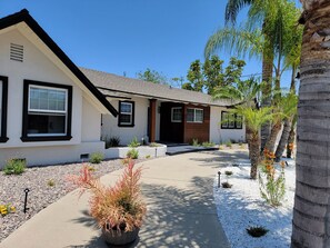 Exterior - Large Resort House - Peloton, BBQ island, Firepit, Pool, Spa! (Anaheim)