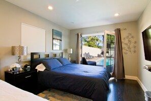4 bedrooms, desk, iron/ironing board, travel cot - Large Resort House - Peloton, BBQ island, Firepit, Pool, Spa! (Anaheim)
