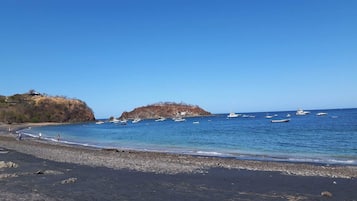 Plage, chaises longues, serviettes de plage