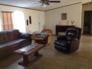 TV, DVD player, books, video library - Falcon Lake-The Ultimate Fishing Cabin (Zapata)