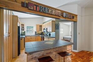 Fridge, microwave, oven, stovetop - LAKESIDE RETREAT NEAR DOWNTOWN NASHVILLE (Mount Juliet)