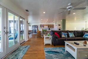 Smart TV, DVD player, books, music library - JUNE, JULY SPECIALS ,BEACHFRONT, PRIVATE BEACH ON THE WATERFRONT, Bring your Dog (Anna Maria)