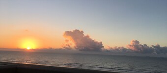 Killer kitchen, OMG Gulf, bay views. Right on the beach. Sleeps 2-4.
