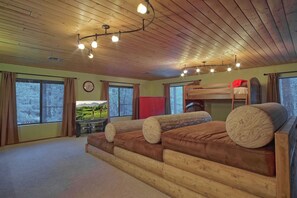 6 bedrooms, desk, iron/ironing board, travel cot - Luxury Family Cabin - Sleeps 33 - Tree Top Theater/Game Room/Golf Course/Dogs OK (Pinetop)