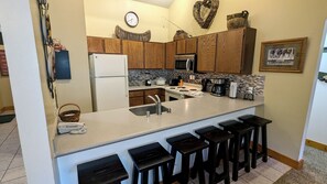 Refrigerador, microondas, horno y parrilla de estufa 