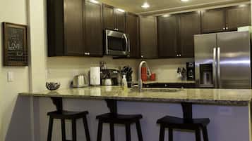 Geladeira, micro-ondas, fogão, cooktop