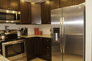 Refrigerador, microondas, horno y parrilla de estufa 