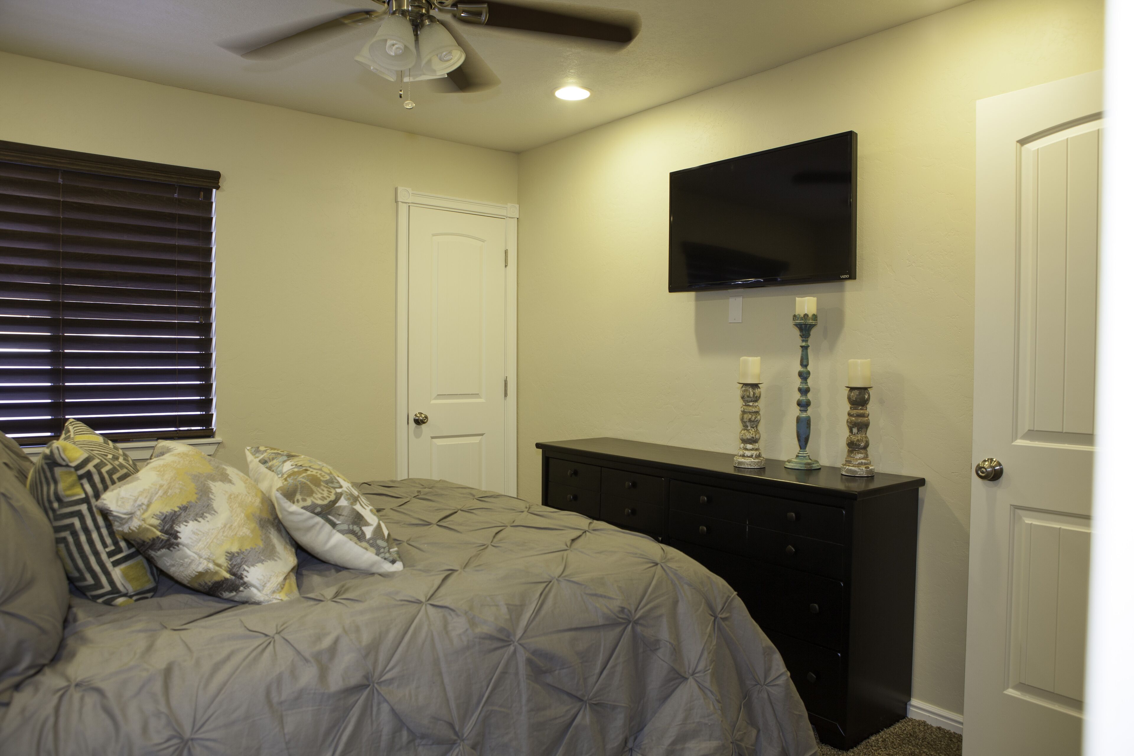 2 habitaciones, tabla de planchar con plancha, wifi y ropa de cama 