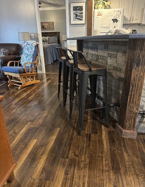 Open kitchen
With eat in bar