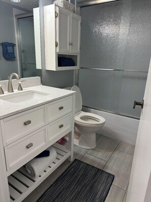 Combined shower/bathtub, jetted bath, towels, toilet paper