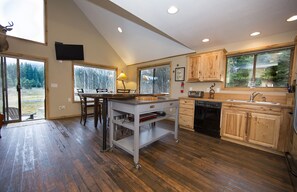 Fridge, microwave, oven, stovetop - 5AC View Cabin near Suncadia  good Internet & Cell - Private Forest Area- (Cle Elum)