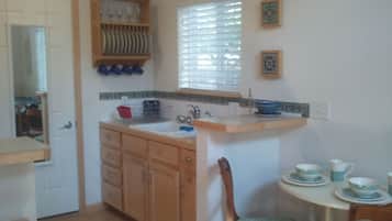 Fridge, microwave, oven, coffee/tea maker