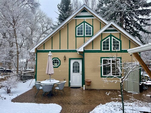  Beautiful cottage - great location in Old Town near Colorado State University!