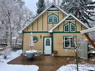  Beautiful cottage - great location in Old Town near Colorado State University!