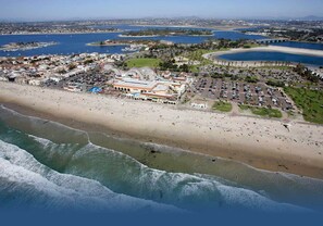 Beach nearby, sun loungers, beach towels - 70 steps to surf! A+ location! A+ Patio! A+ parking! (San Diego)