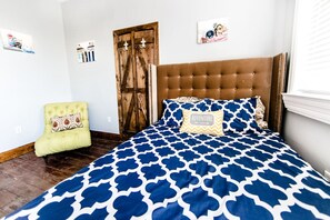 3 habitaciones, tabla de planchar con plancha y cuna de viaje 