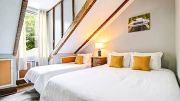 3 bedrooms, iron/ironing board, travel crib, WiFi (free)