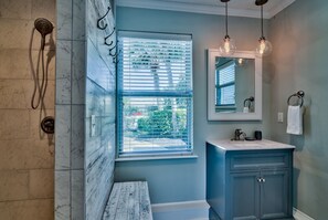Combined shower/bathtub, hair dryer, towels, soap - 5 bdrm, 4 bath - Private Pool, Outdoor Lounge and Dining Area - 4 King Beds! (Destin)