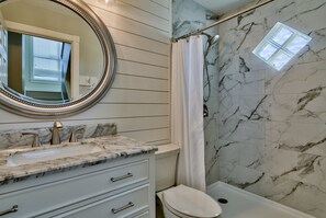 Combined shower/tub, hair dryer, towels, soap - 5 bdrm, 4 bath - Private Pool, Outdoor Lounge and Dining Area - 4 King Beds! (Destin)