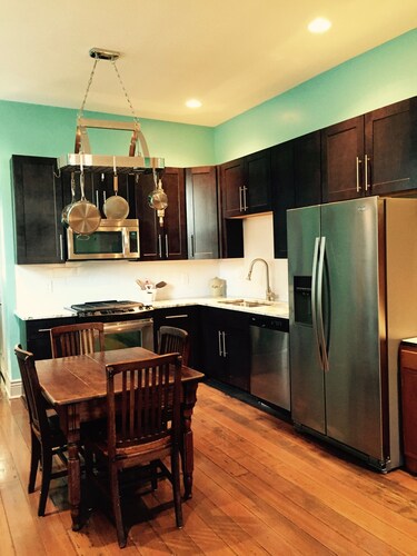 Great Central Location For All Your NOLA Fun. Large 2 Bd Right Off Magazine St.