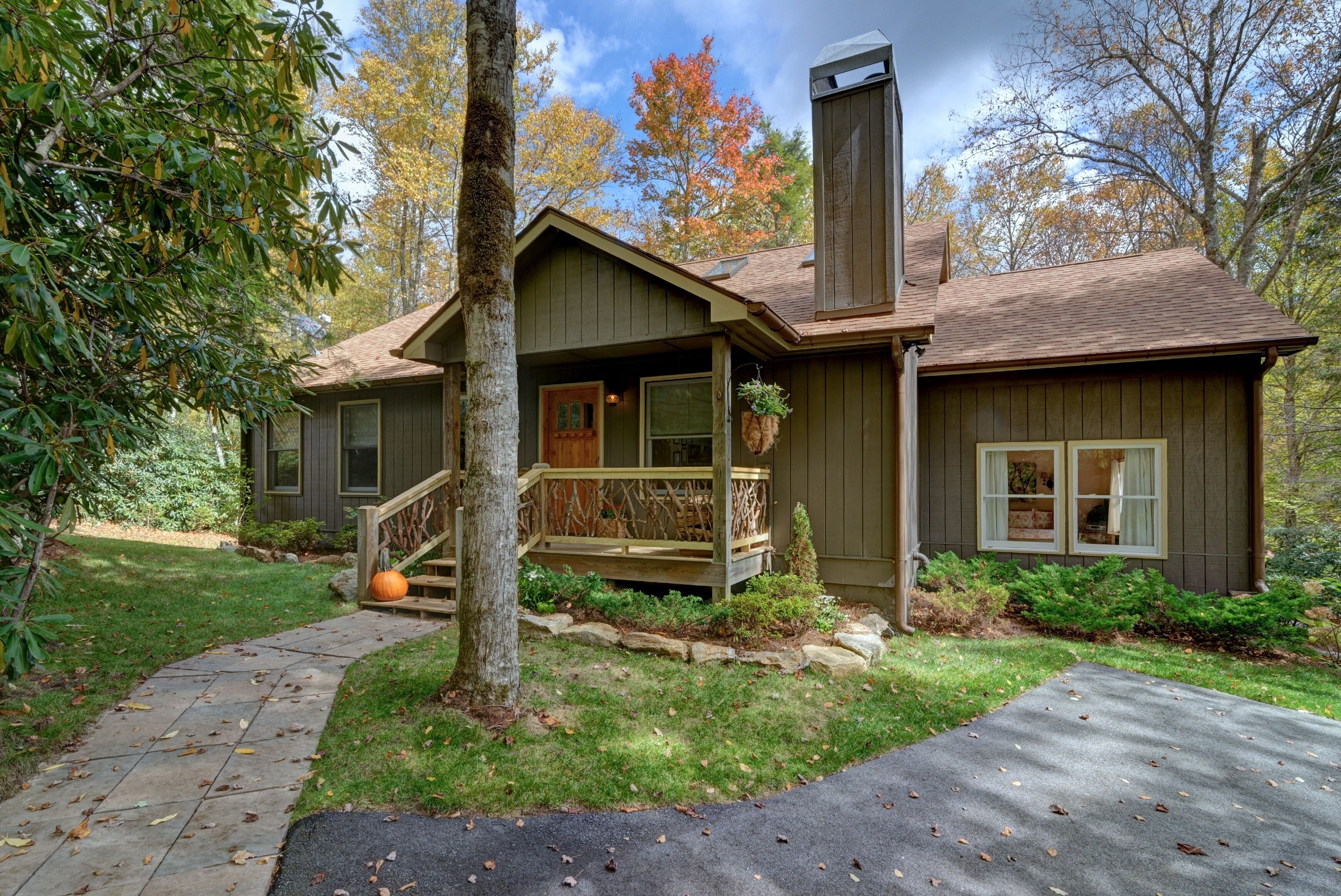 Serene Highland Retreat Surrounded by Native Rhododendron, 8 Mins to Main Street