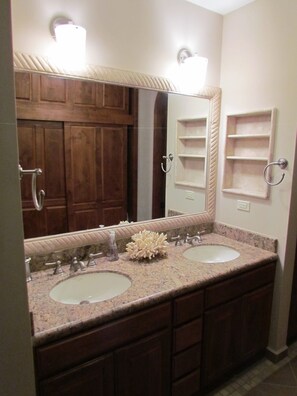Shower, hair dryer, towels, soap - CASA BLANCA, Pet Friendly, Free Fiberoptic Internet,  Direct TV on Sandy Beach  (Puerto Penasco)