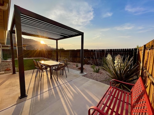 Elegant, Rustic: 2 king beds, 3 bd, 2 bath, private yard, community pool & spa
