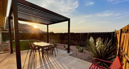 Elegant, Rustic: 2 king beds, 3 bd, 2 bath, private yard, community pool & spa