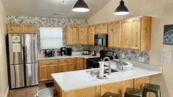 Réfrigérateur, micro-ondes, four, plaque de cuisson