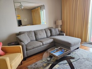 Een smart-tv, een dvd-speler en boeken